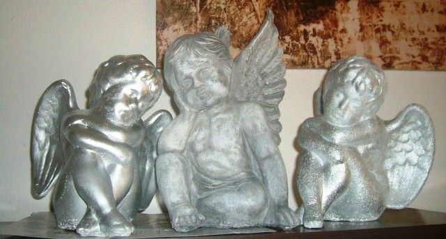 Engel aus Beton glatt, grob und als alt bemalt