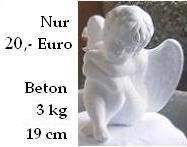 Engel aus weissem Beton
